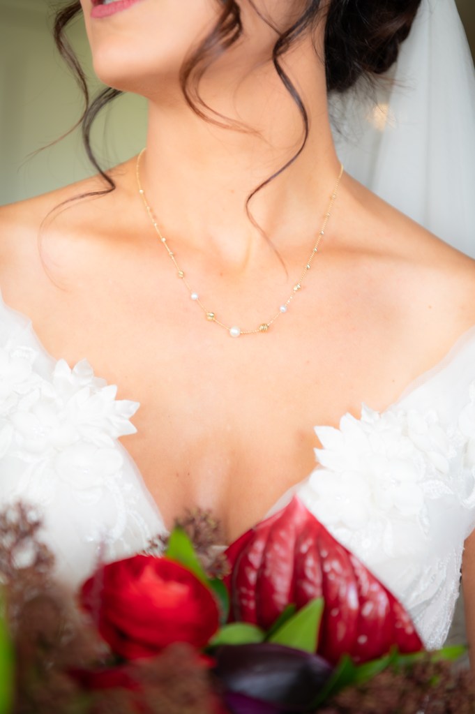 détaille de bijoux de la mariée et de son magnifique bouquet