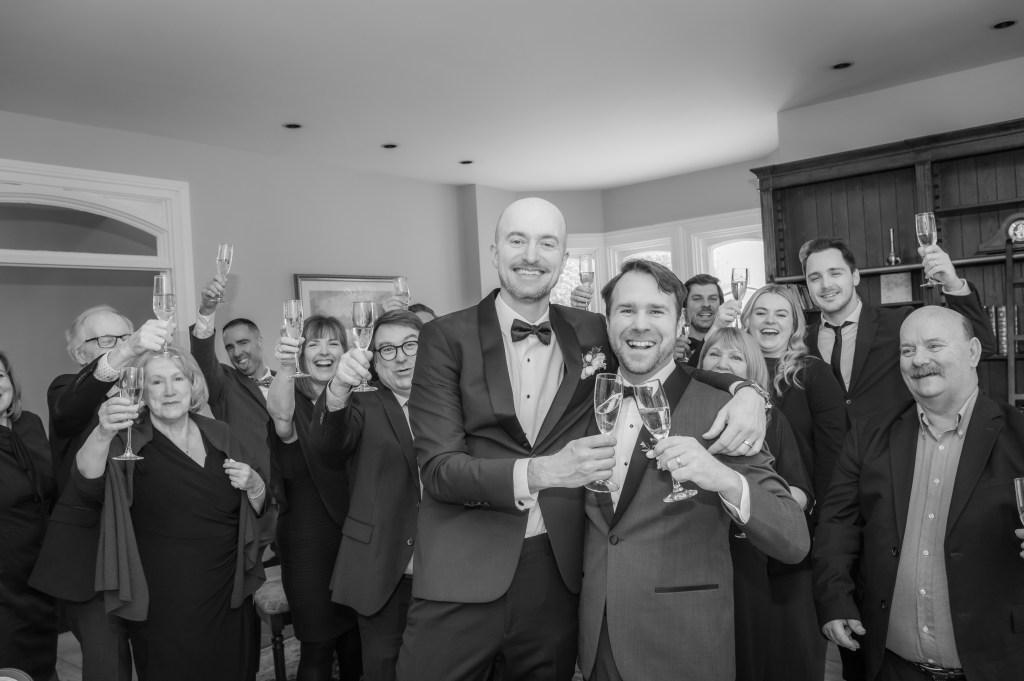 Les marié et leurs invités, mariage intime au Manoir Sweetsburg en Estrie