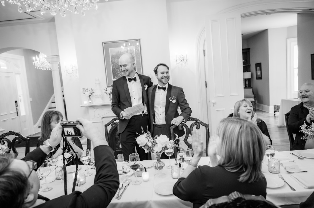 Les marié et leurs invités, mariage intime au Manoir Sweetsburg en Estrie