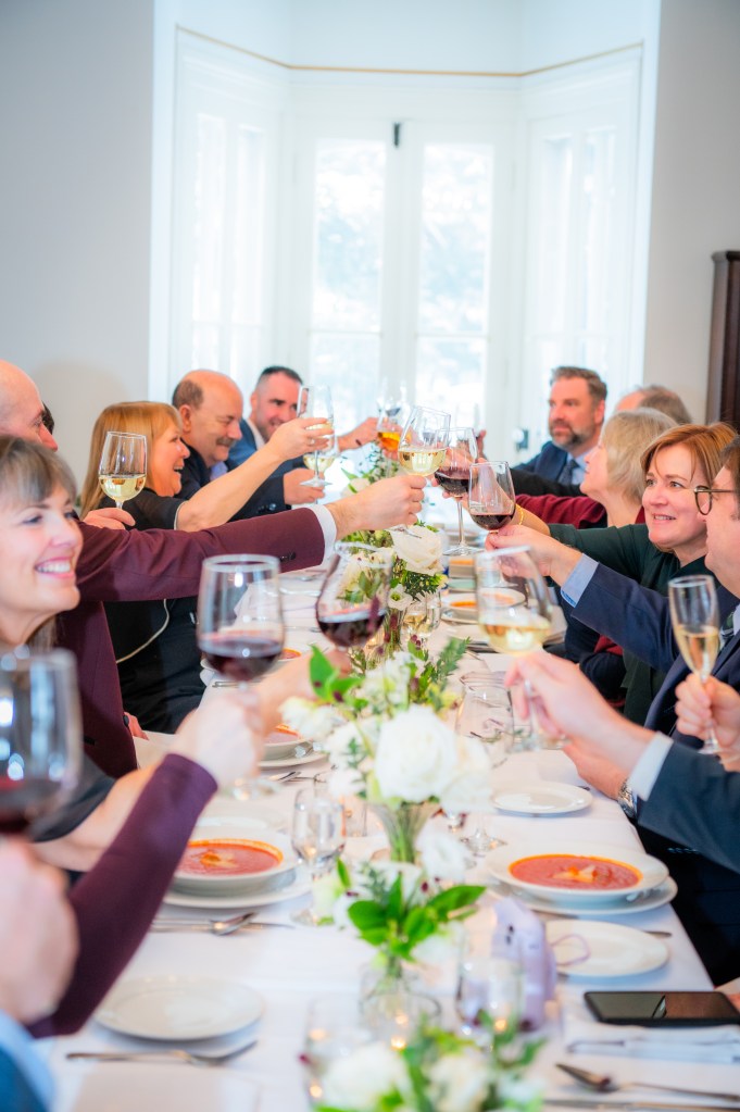 Les marié et leurs invités à table, mariage intime au Manoir Sweetsburg en Estrie