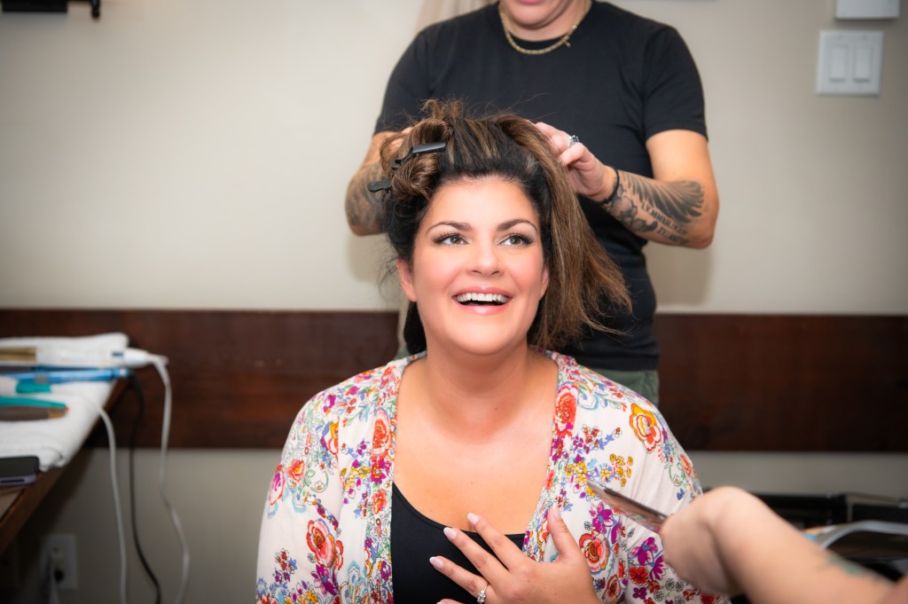 La mariée pendant les préparatifs